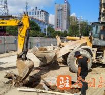 爆操骚逼流逼水视频高温下的坚守｜道路建设者用汗水铺就畅通路